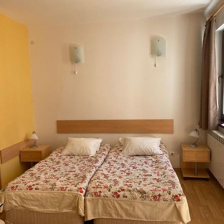 Apart Hotel Flora Residence - Clover Building Flat 09 بوروفتس المظهر الخارجي الصورة